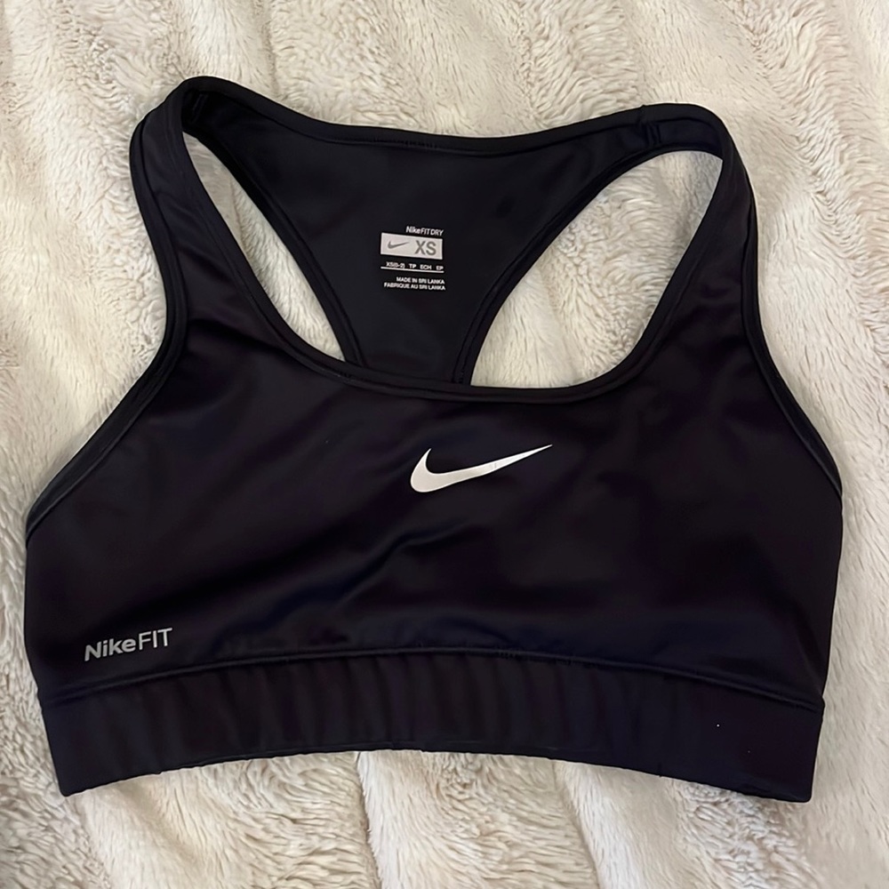 black nike sports bra